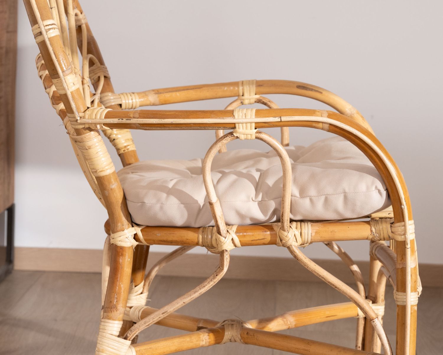 Elegante poltrona da giardino in rattan "Noho" con seduta imbottita