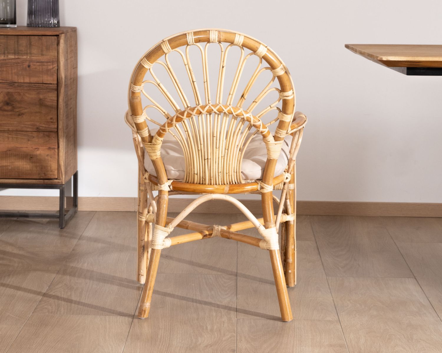 Elegante poltrona da giardino in rattan "Noho" con seduta imbottita