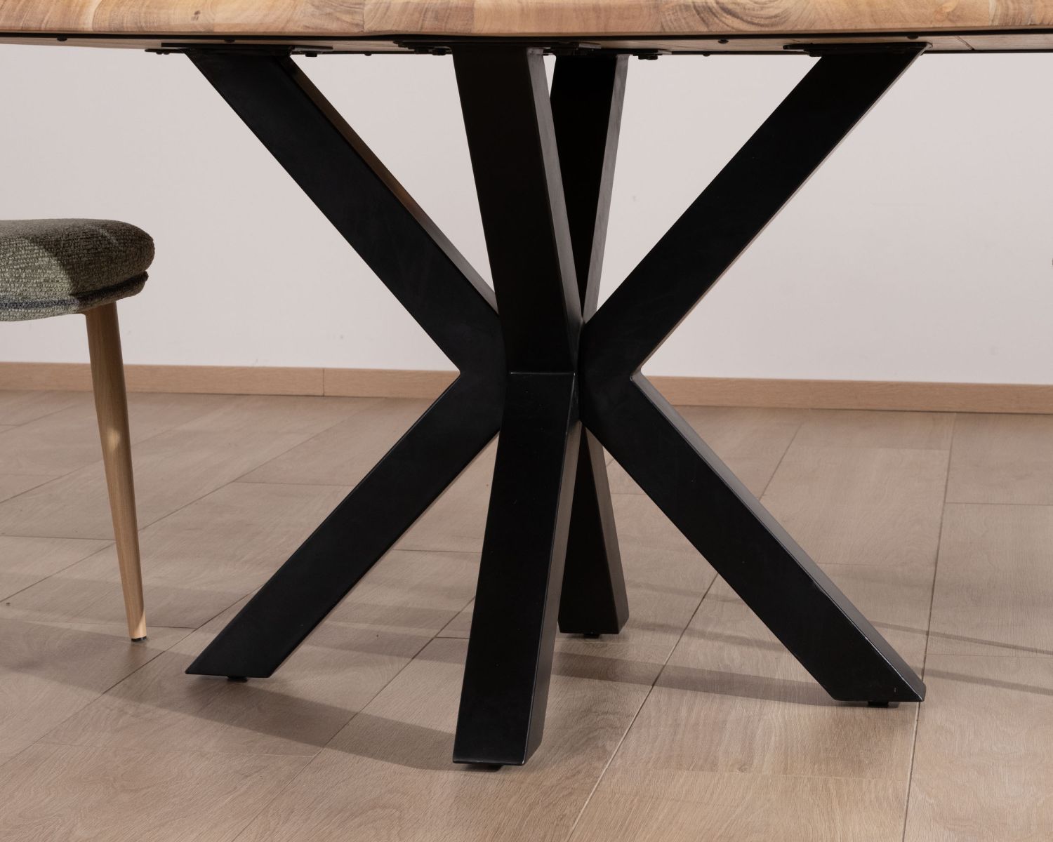 Tavolo da pranzo in acacia con gambe Mikado "3D" e piano quadrato da 150 cm
