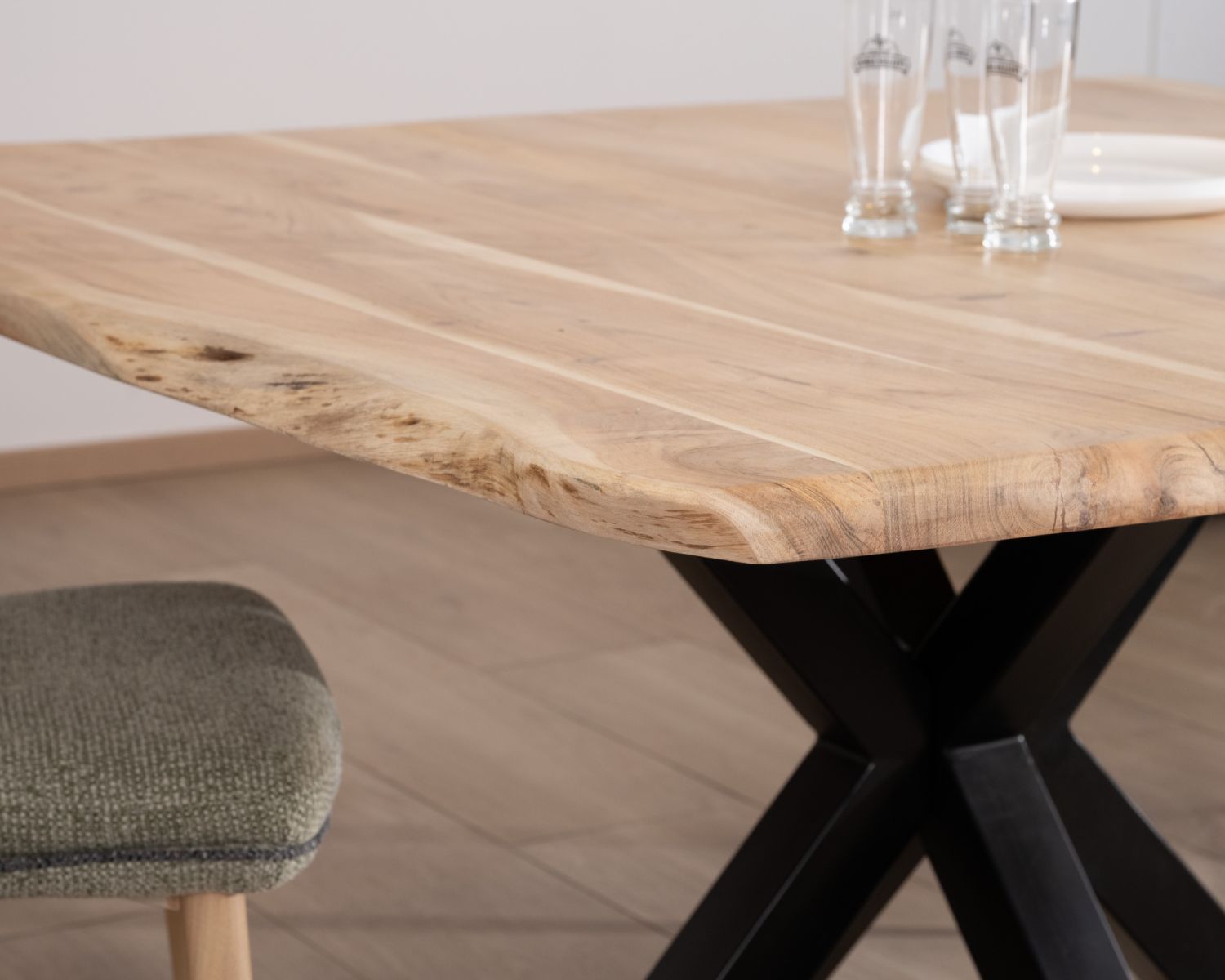 Tavolo da pranzo quadrato da 120 cm in legno d'acacia con gambe incrociate in metallo "3D" 
