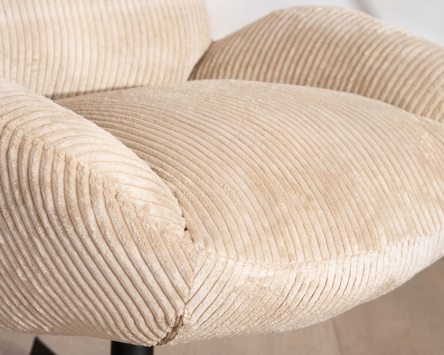 Poltrona girevole comfort "Bissett" in velluto beige cammello
