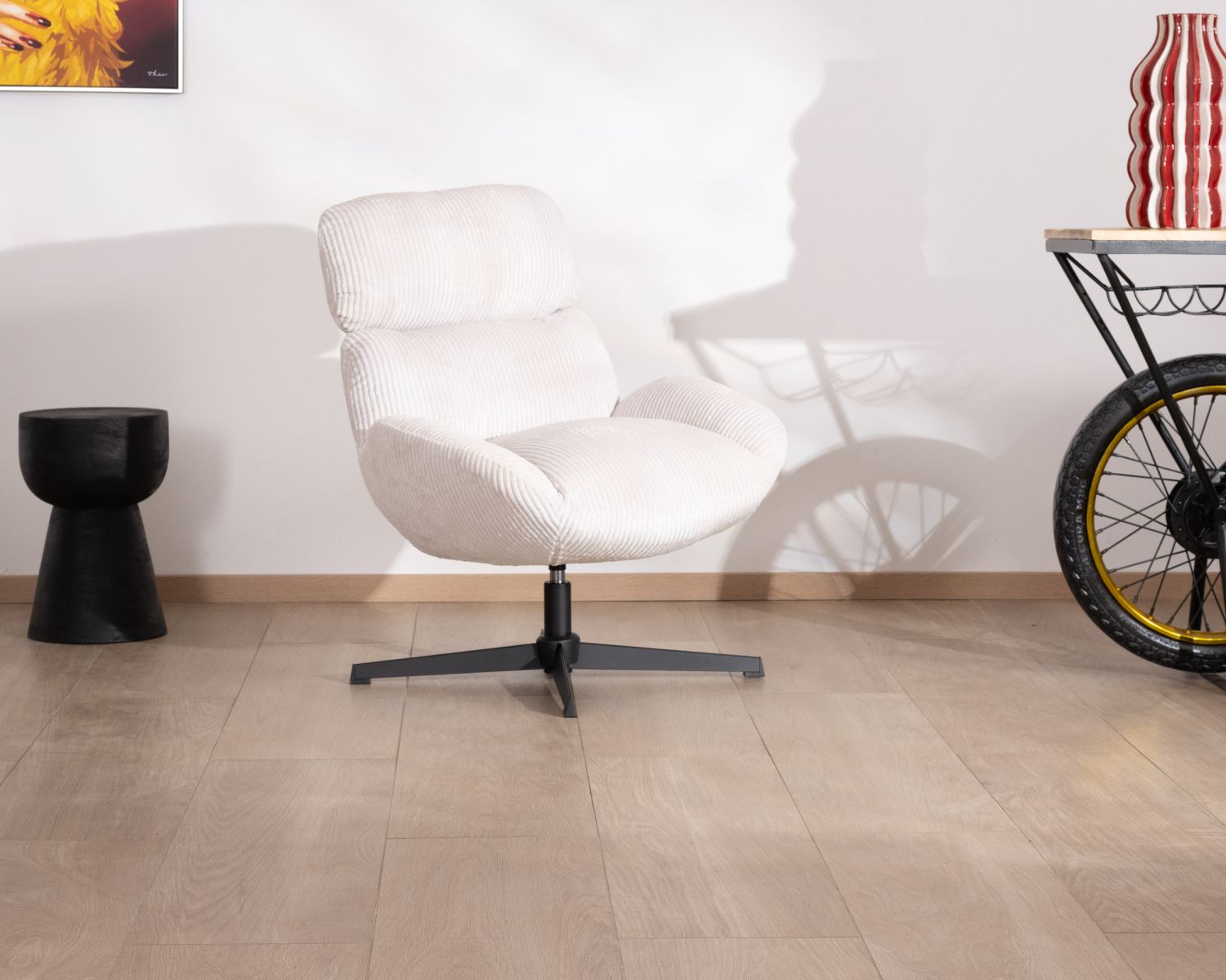 Poltrona avvolgente "Bissett" in tessuto bianco e base girevole in metallo