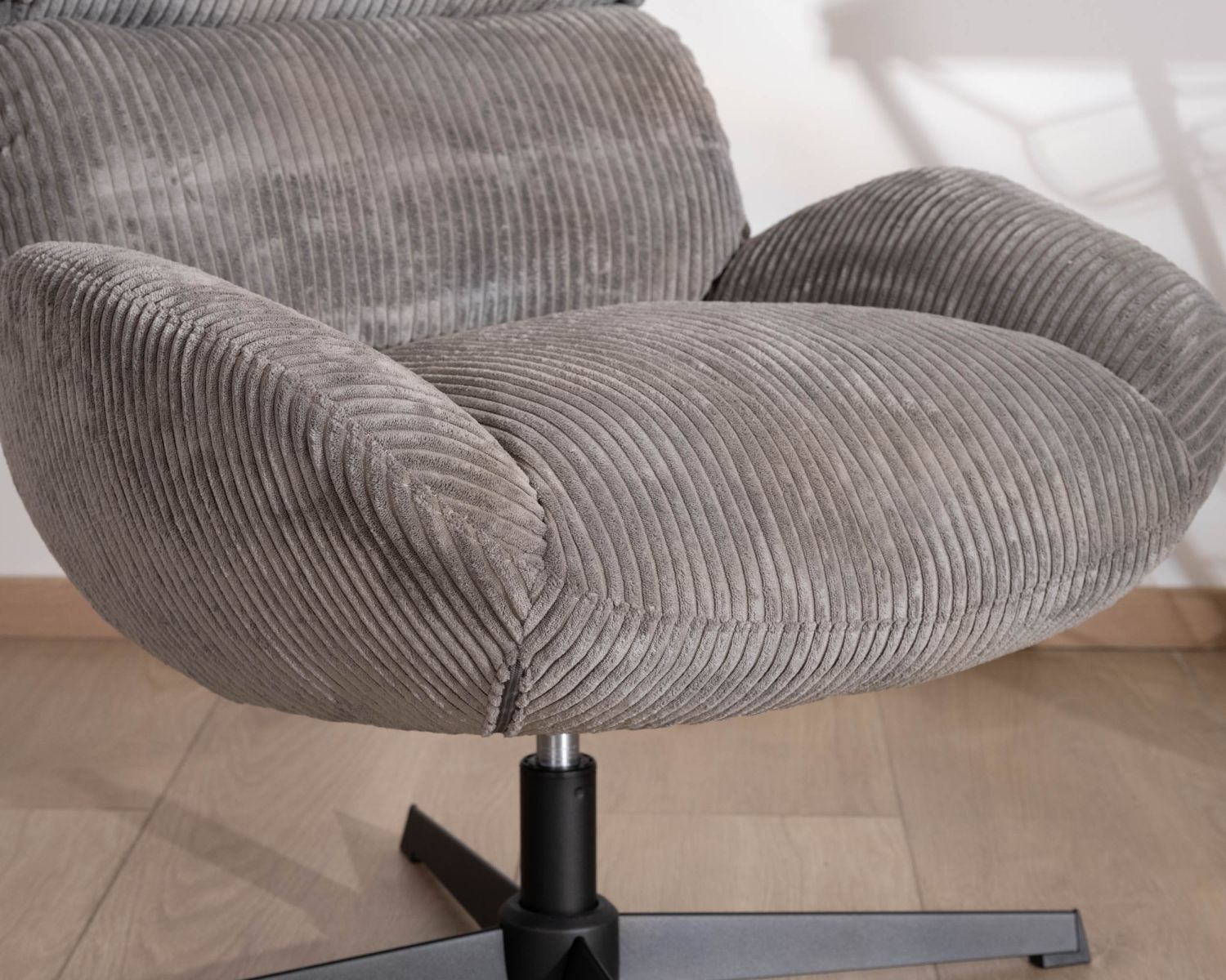 Poltrona retrò "Bissett" in tessuto grigio e base girevole in metallo nero