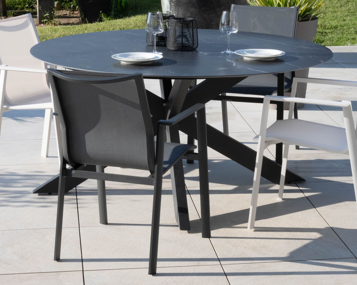 Tavolo rotondo "Chinon" in ceramica nera e alluminio 160 cm