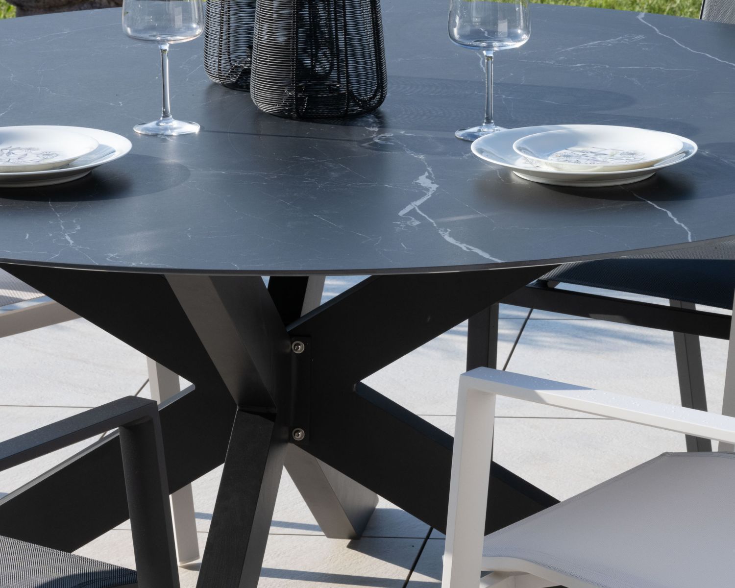 Tavolo rotondo "Chinon" in ceramica nera e alluminio 160 cm