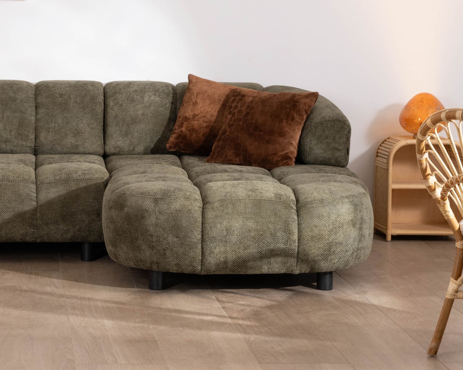 Divano e chaise longue "Syltan" regolabili elettricamente in morbidissimo tessuto verde scuro