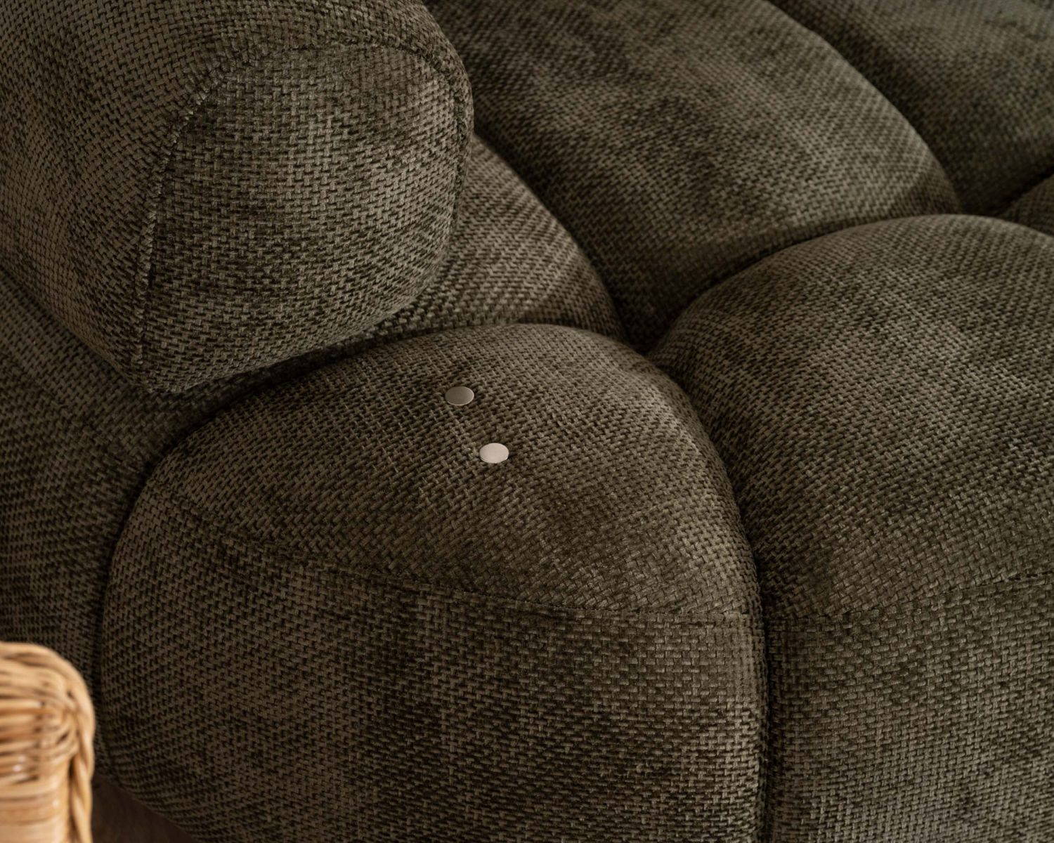 Divano e chaise longue "Syltan" regolabili elettricamente in morbidissimo tessuto verde scuro