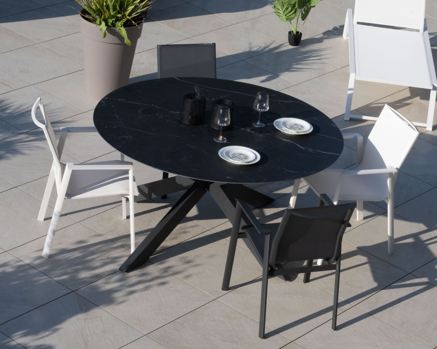 Tavolo rotondo "Chinon" in ceramica nera e alluminio 160 cm