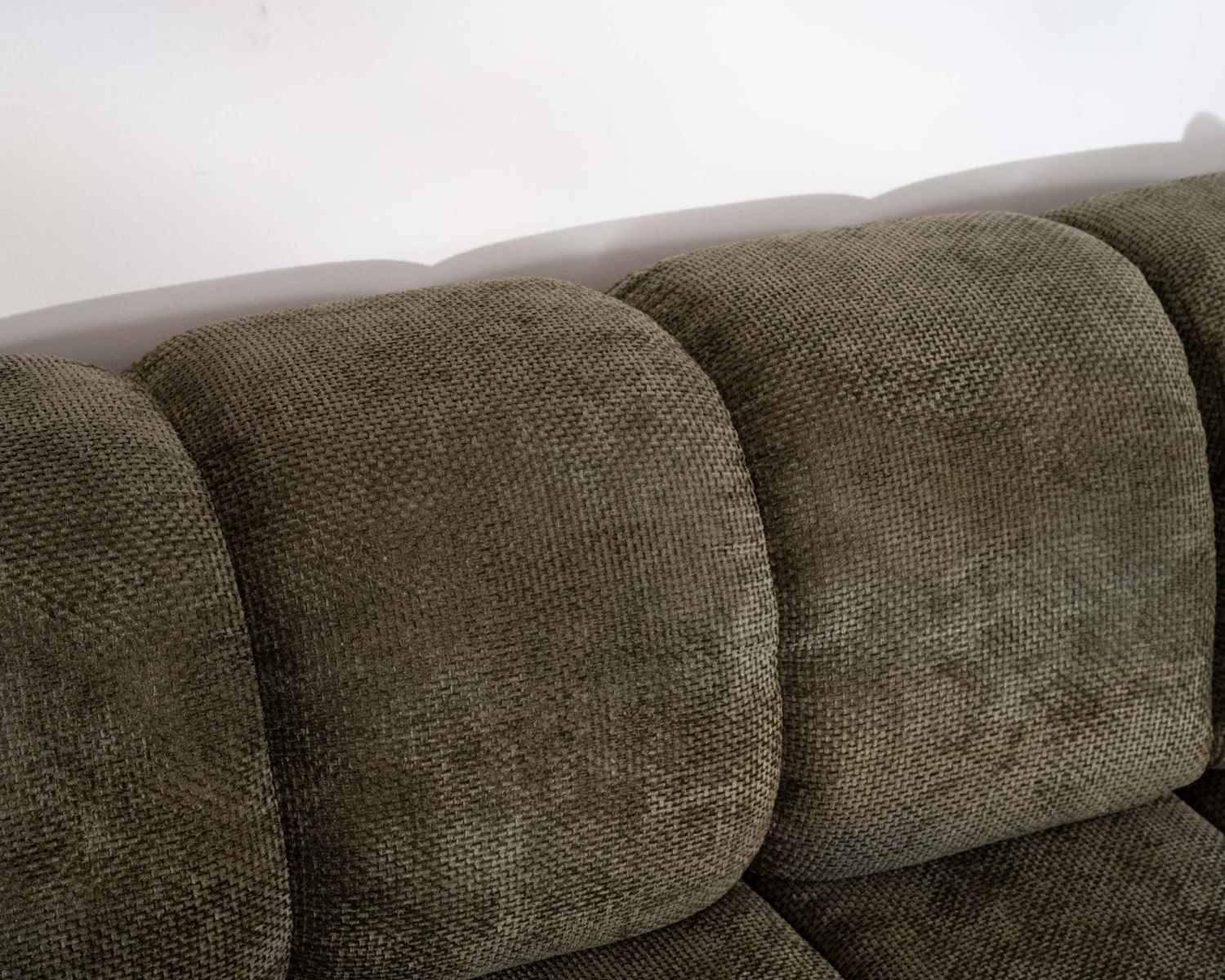 Divano e chaise longue "Syltan" regolabili elettricamente in morbidissimo tessuto verde scuro