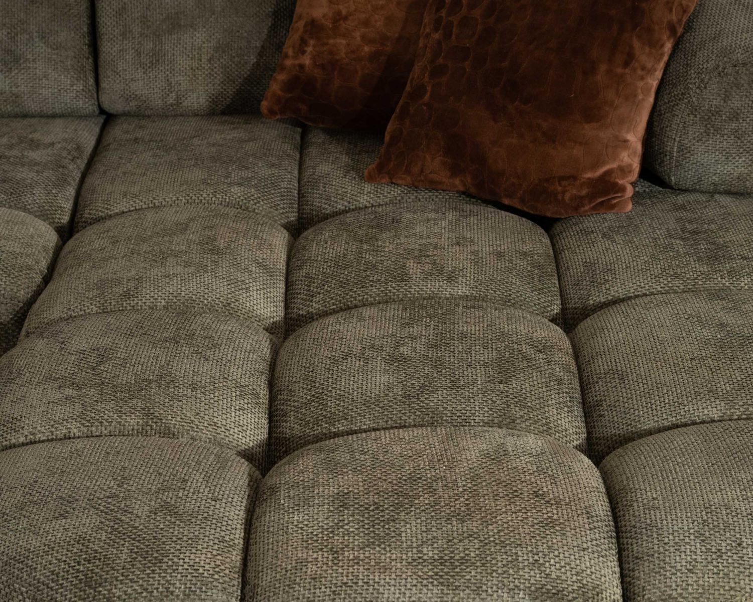 Divano e chaise longue "Syltan" regolabili elettricamente in morbidissimo tessuto verde scuro