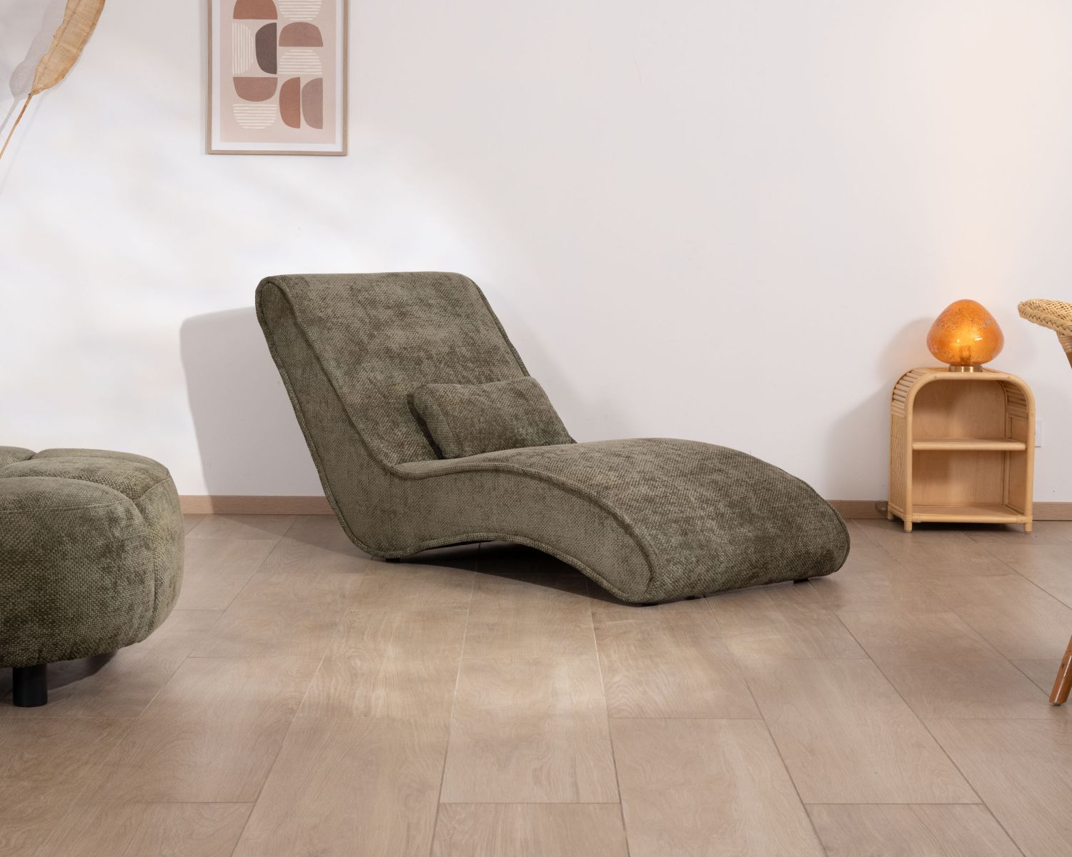 Sedia lounge design "Syltan" in tessuto di ciniglia verde scuro