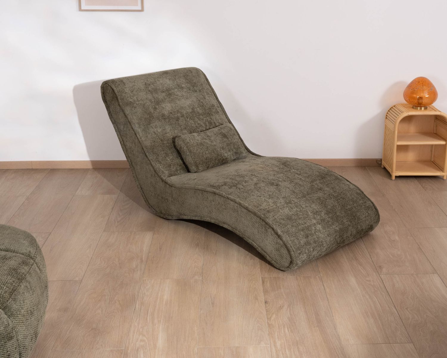 Sedia lounge design "Syltan" in tessuto di ciniglia verde scuro