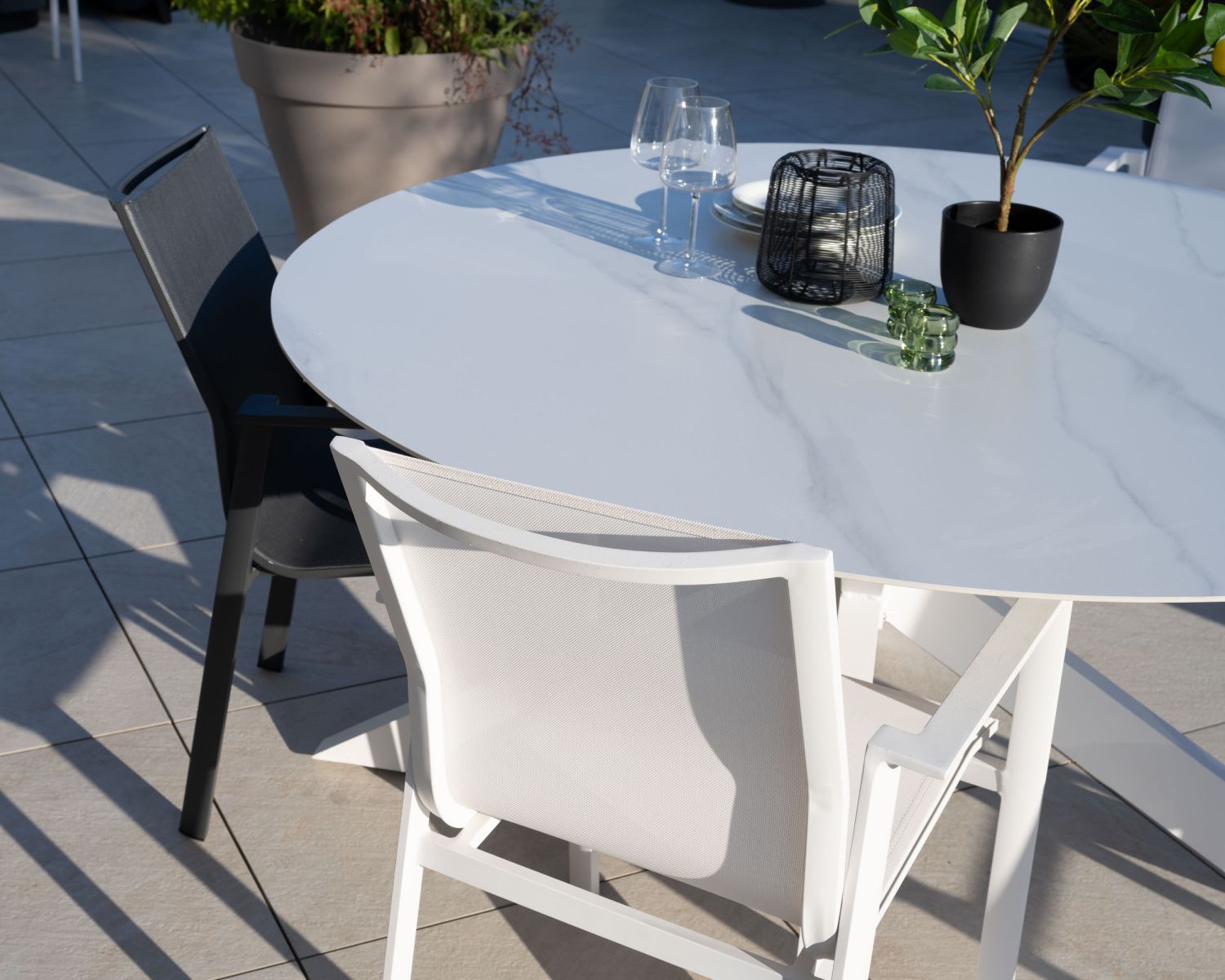 Tavolo rotondo "Chinon" in ceramica bianca e alluminio da 160 cm