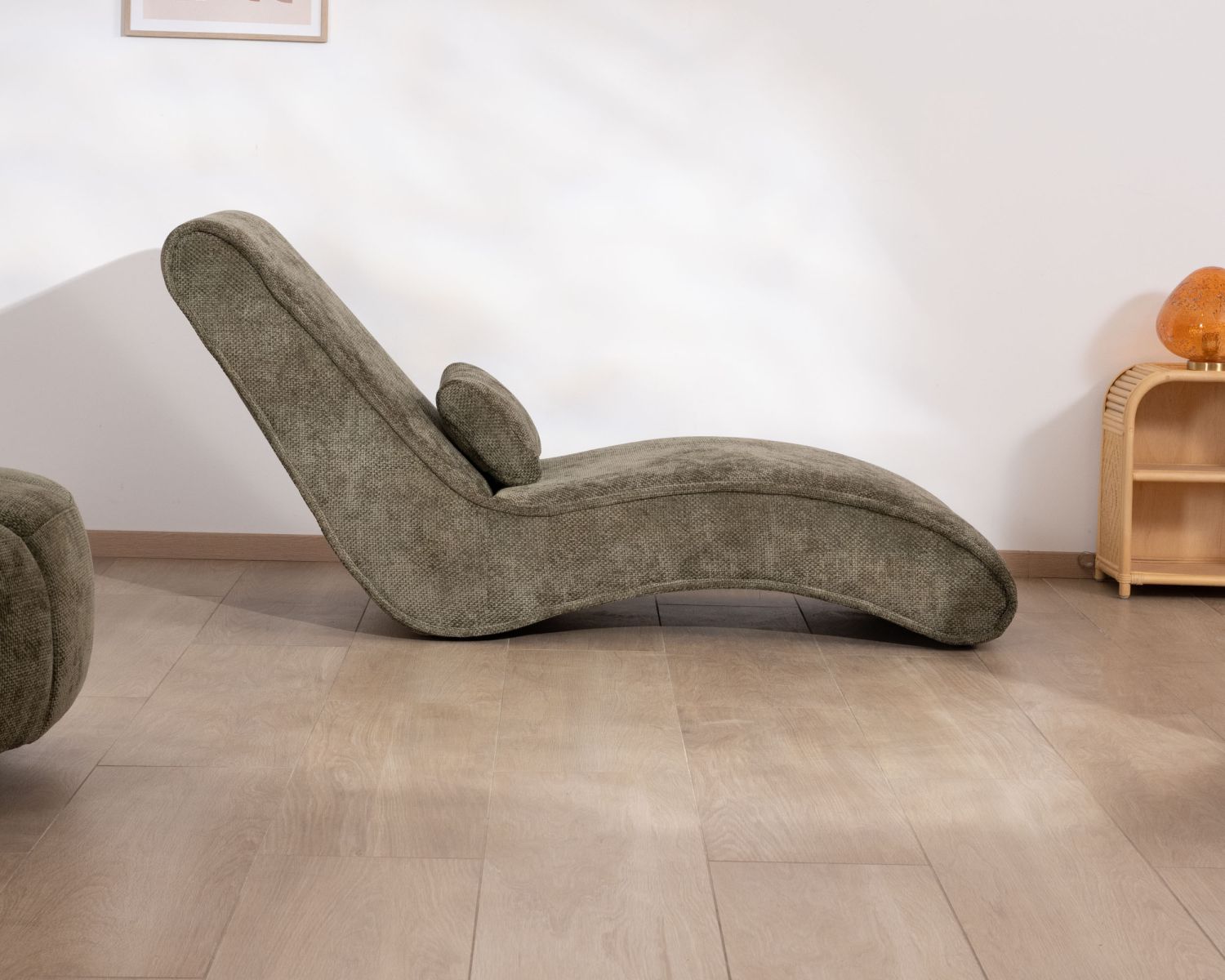 Sedia lounge design "Syltan" in tessuto di ciniglia verde scuro