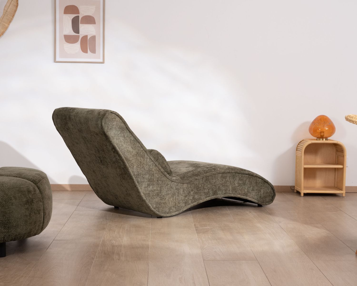 Sedia lounge design "Syltan" in tessuto di ciniglia verde scuro
