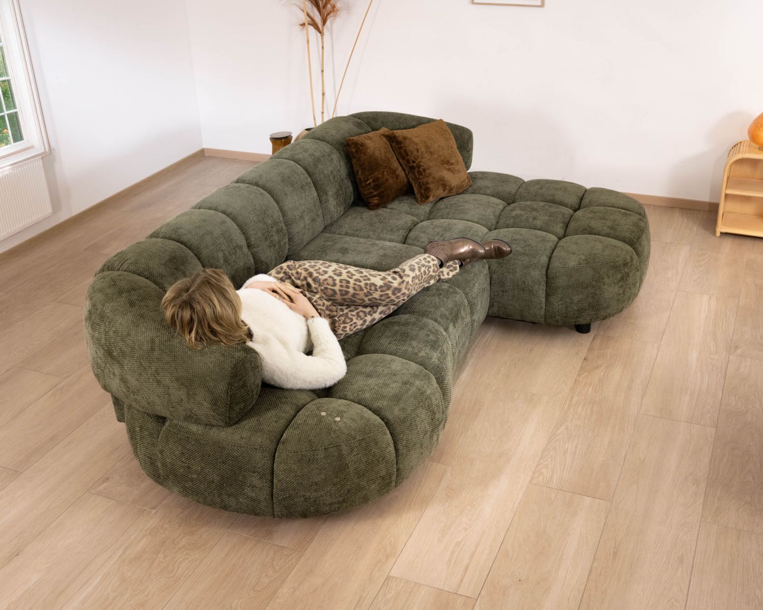 Divano e chaise longue "Syltan" regolabili elettricamente in morbidissimo tessuto verde scuro