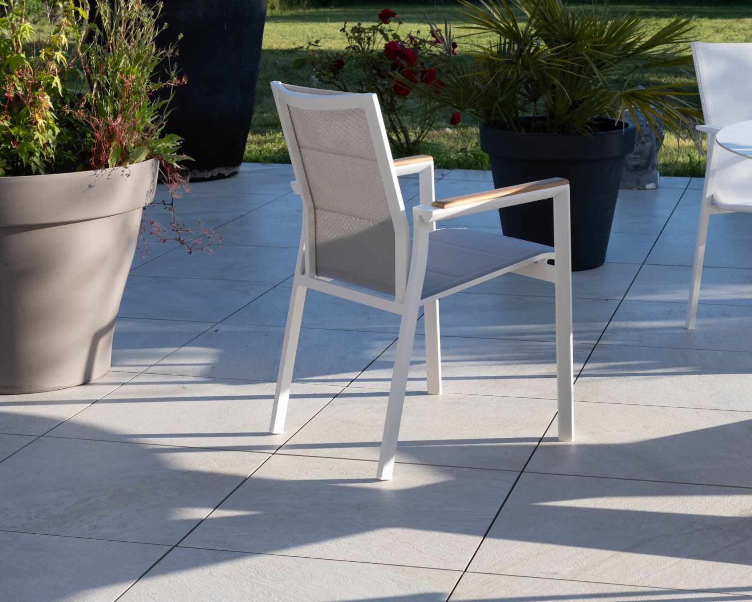 Sedia da pranzo per esterni "Dolce Vita" in alluminio bianco con braccioli in teak 