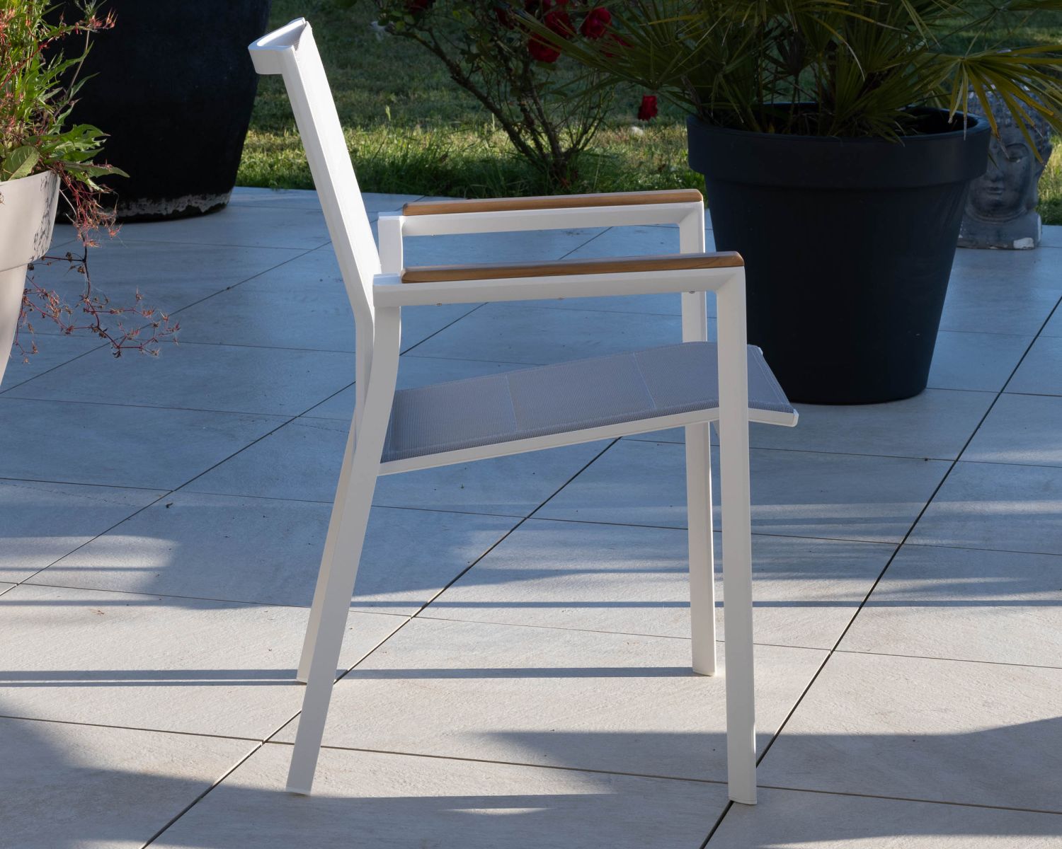 Sedia da pranzo per esterni "Dolce Vita" in alluminio bianco con braccioli in teak 