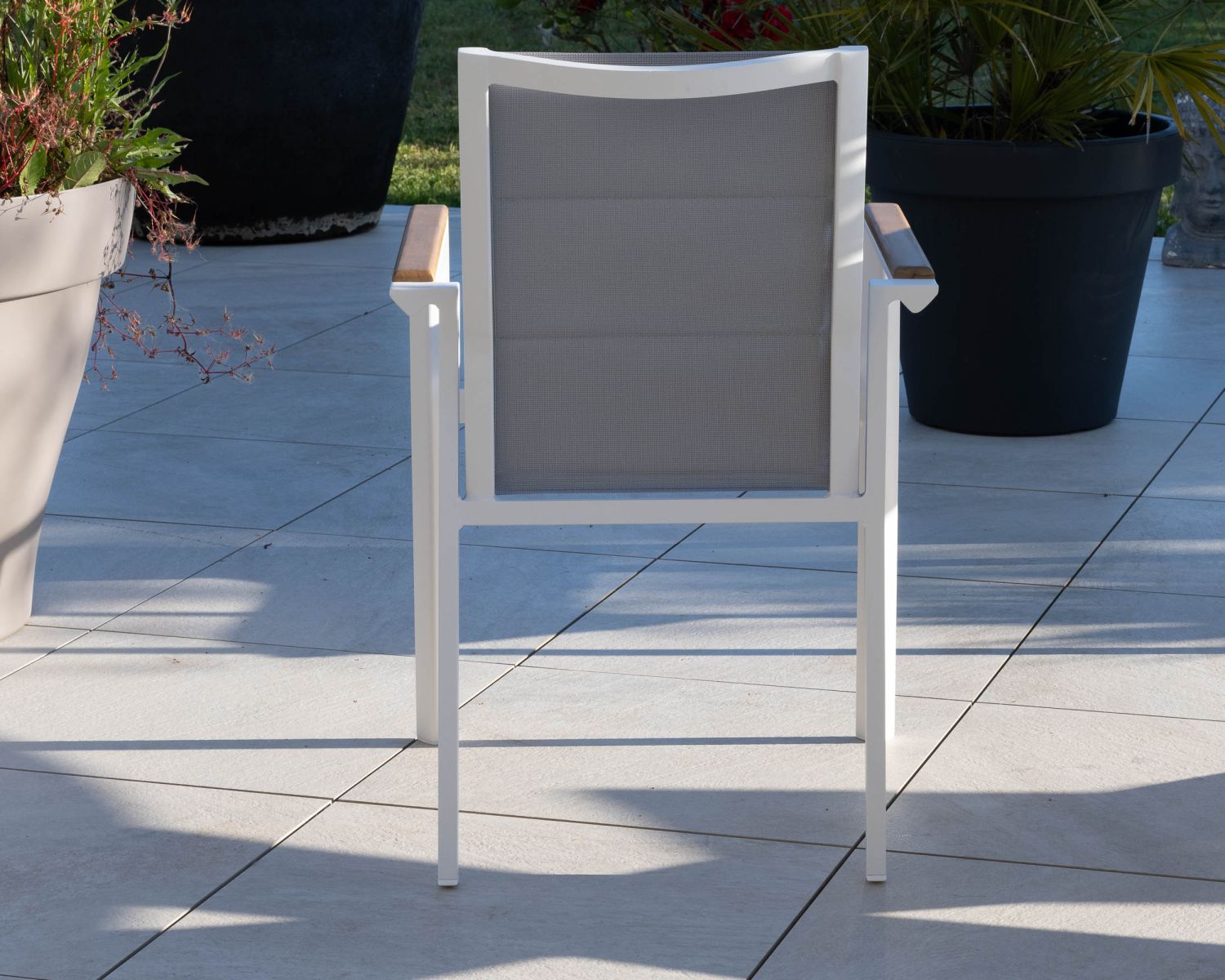 Sedia da pranzo per esterni "Dolce Vita" in alluminio bianco con braccioli in teak 