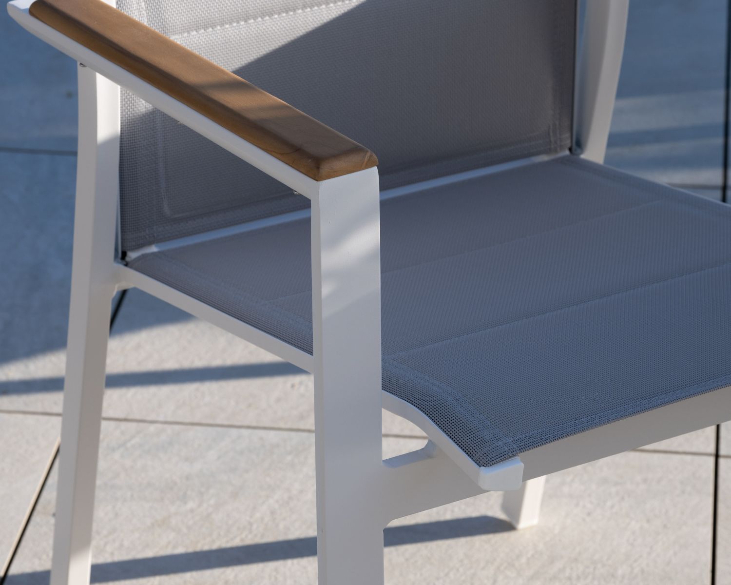 Sedia da pranzo per esterni "Dolce Vita" in alluminio bianco con braccioli in teak 