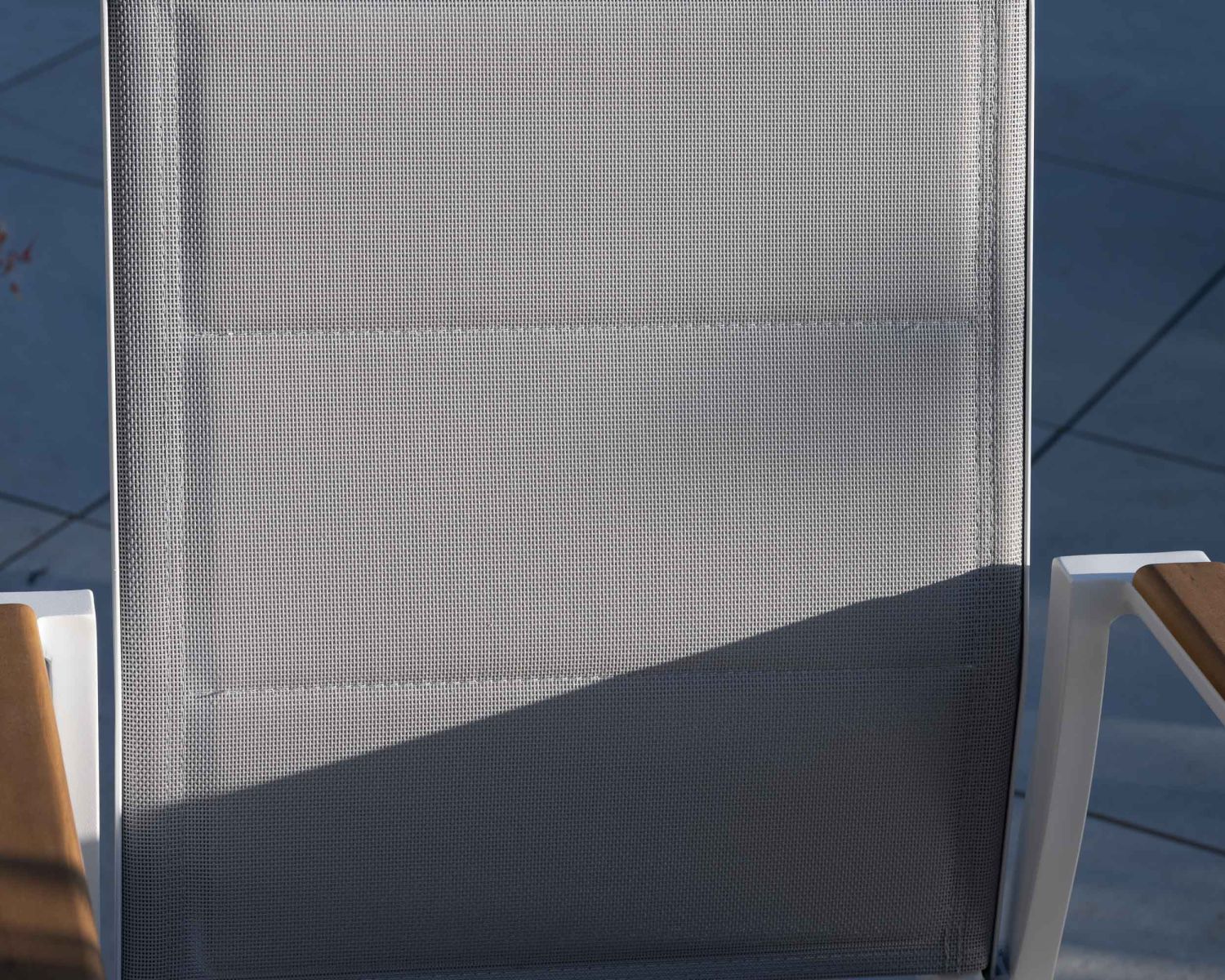 Sedia da pranzo per esterni "Dolce Vita" in alluminio bianco con braccioli in teak 