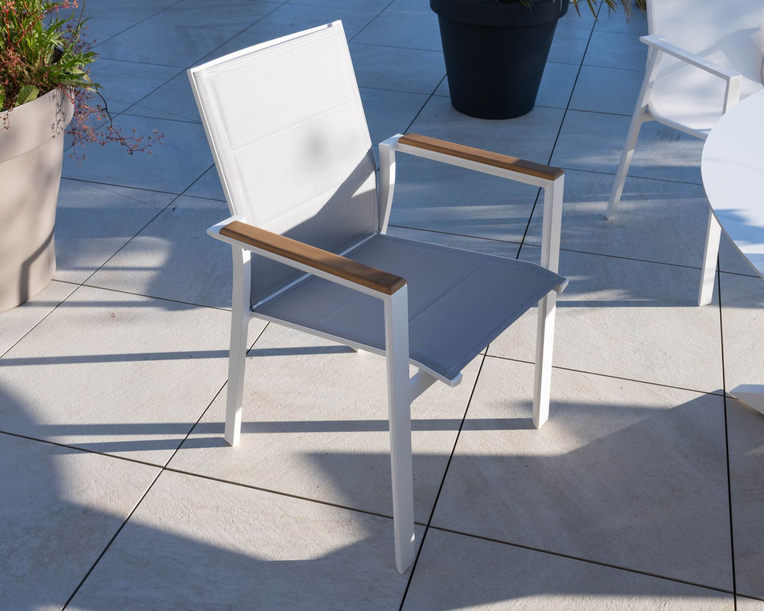 Sedia da pranzo per esterni "Dolce Vita" in alluminio bianco con braccioli in teak 