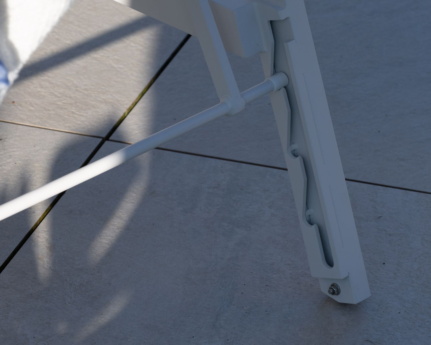 Chaise longue grigia "Dolce Vita" con braccioli in teak in alluminio bianco