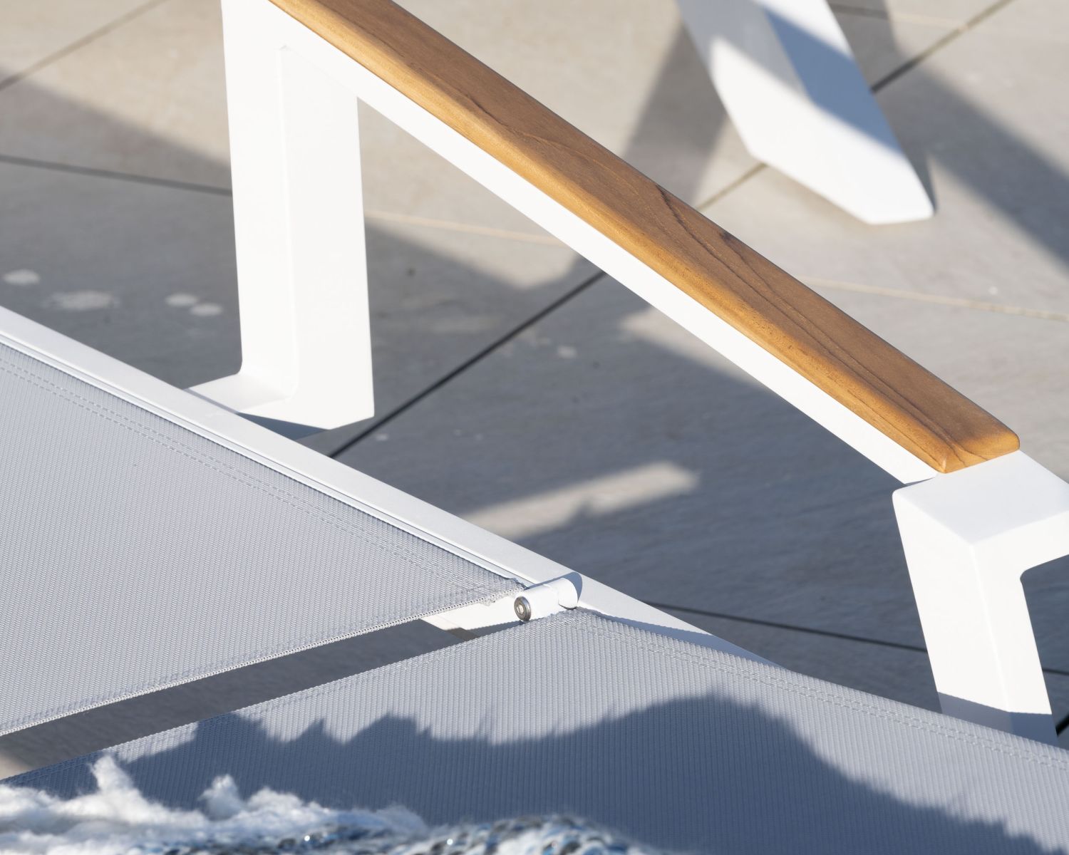 Chaise longue grigia "Dolce Vita" con braccioli in teak in alluminio bianco