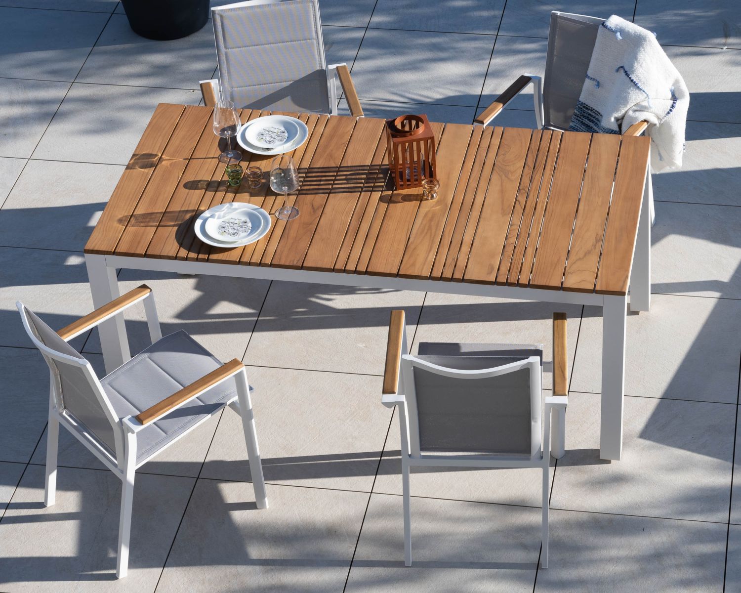 Tavolo da pranzo per esterni "Dolce Vita" da 180 cm in alluminio bianco e teak