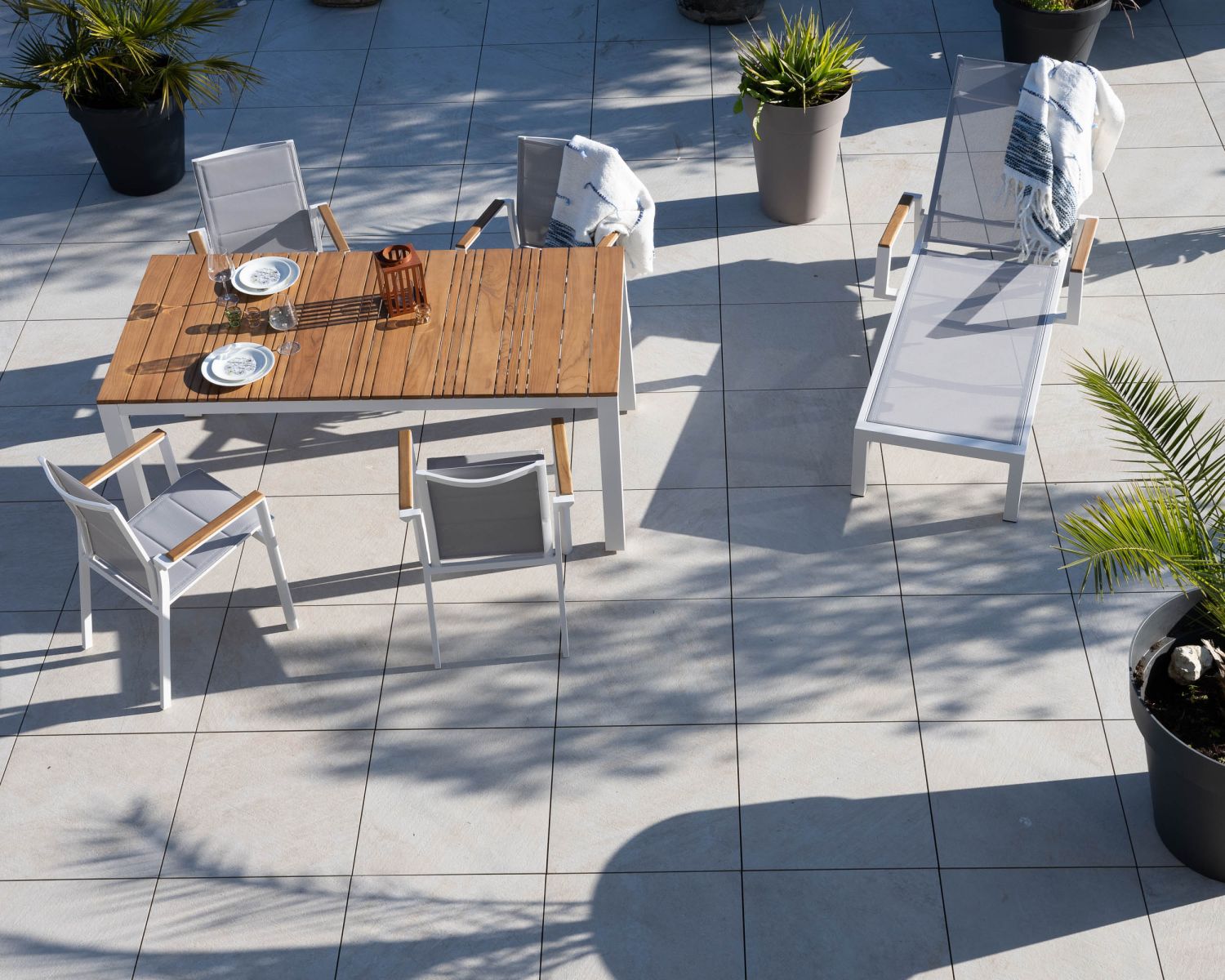 Tavolo da pranzo per esterni "Dolce Vita" da 180 cm in alluminio bianco e teak