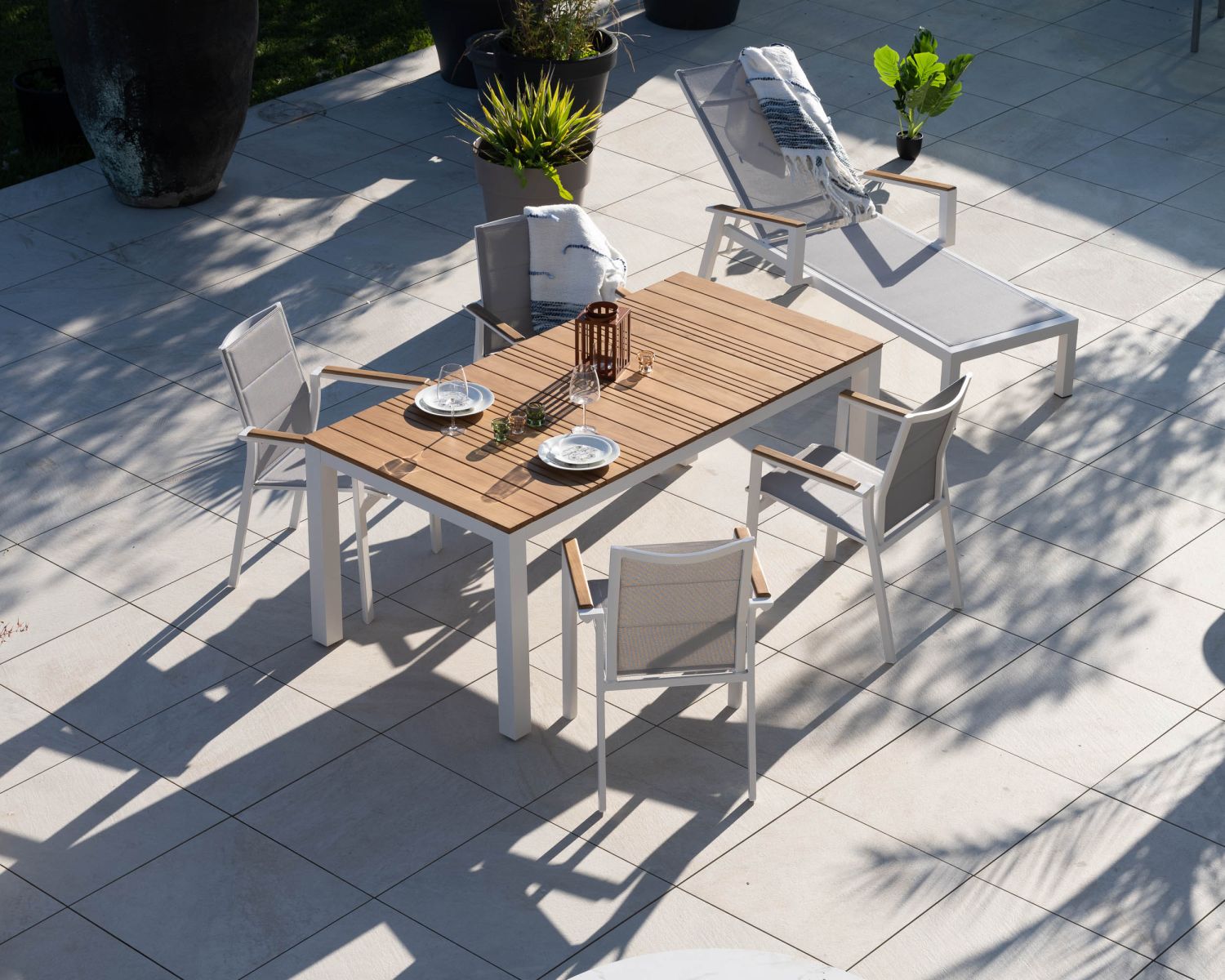 Tavolo da pranzo per esterni "Dolce Vita" da 180 cm in alluminio bianco e teak