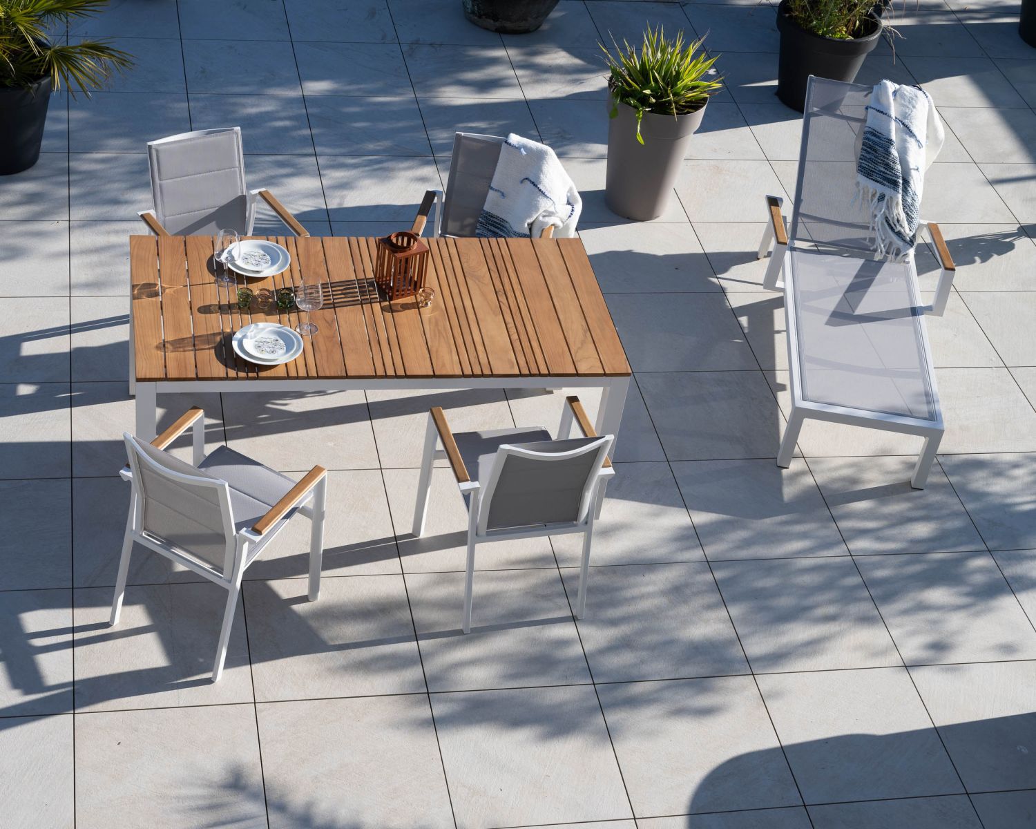 Tavolo da pranzo per esterni "Dolce Vita" da 180 cm in alluminio bianco e teak