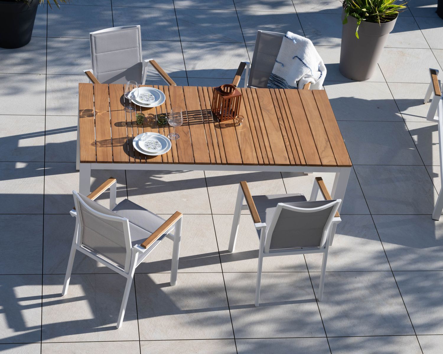 Tavolo da pranzo per esterni "Dolce Vita" da 180 cm in alluminio bianco e teak