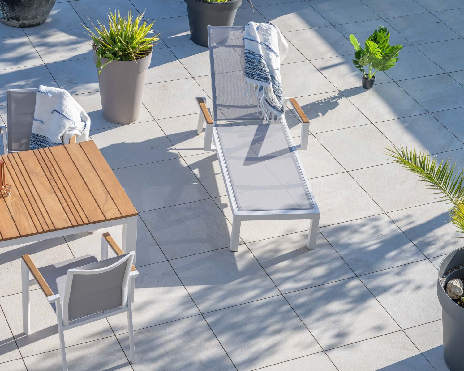 Chaise longue grigia "Dolce Vita" con braccioli in teak in alluminio bianco