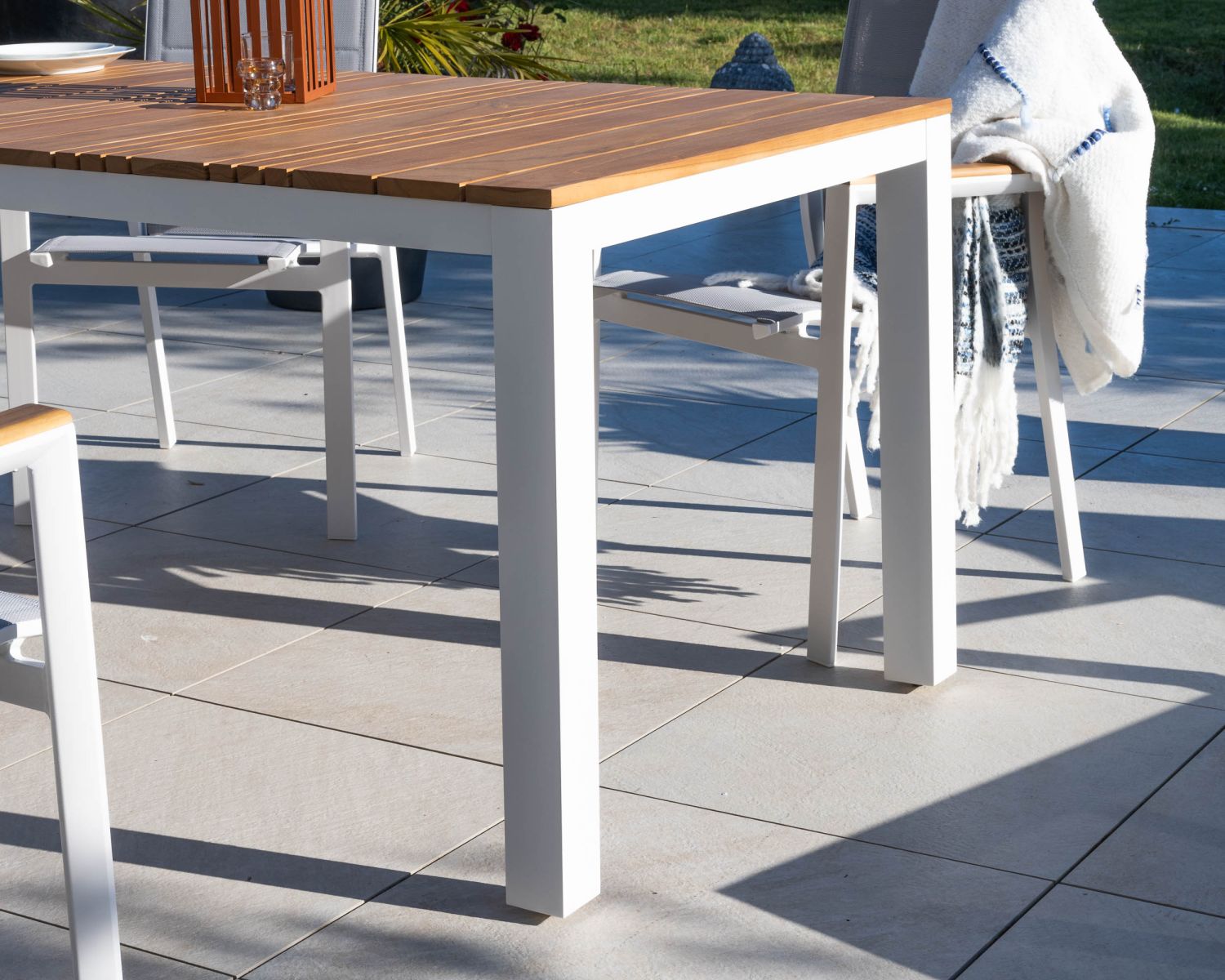 Grande tavolo da pranzo per esterni in alluminio bianco e teak "Dolce Vita" 220 cm