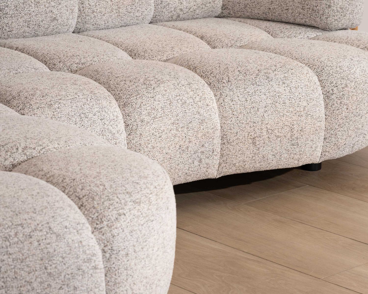 Divano "Syltan" con estensione elettrica e tessuto meridian, ultra confortevole, di colore bianco sporco