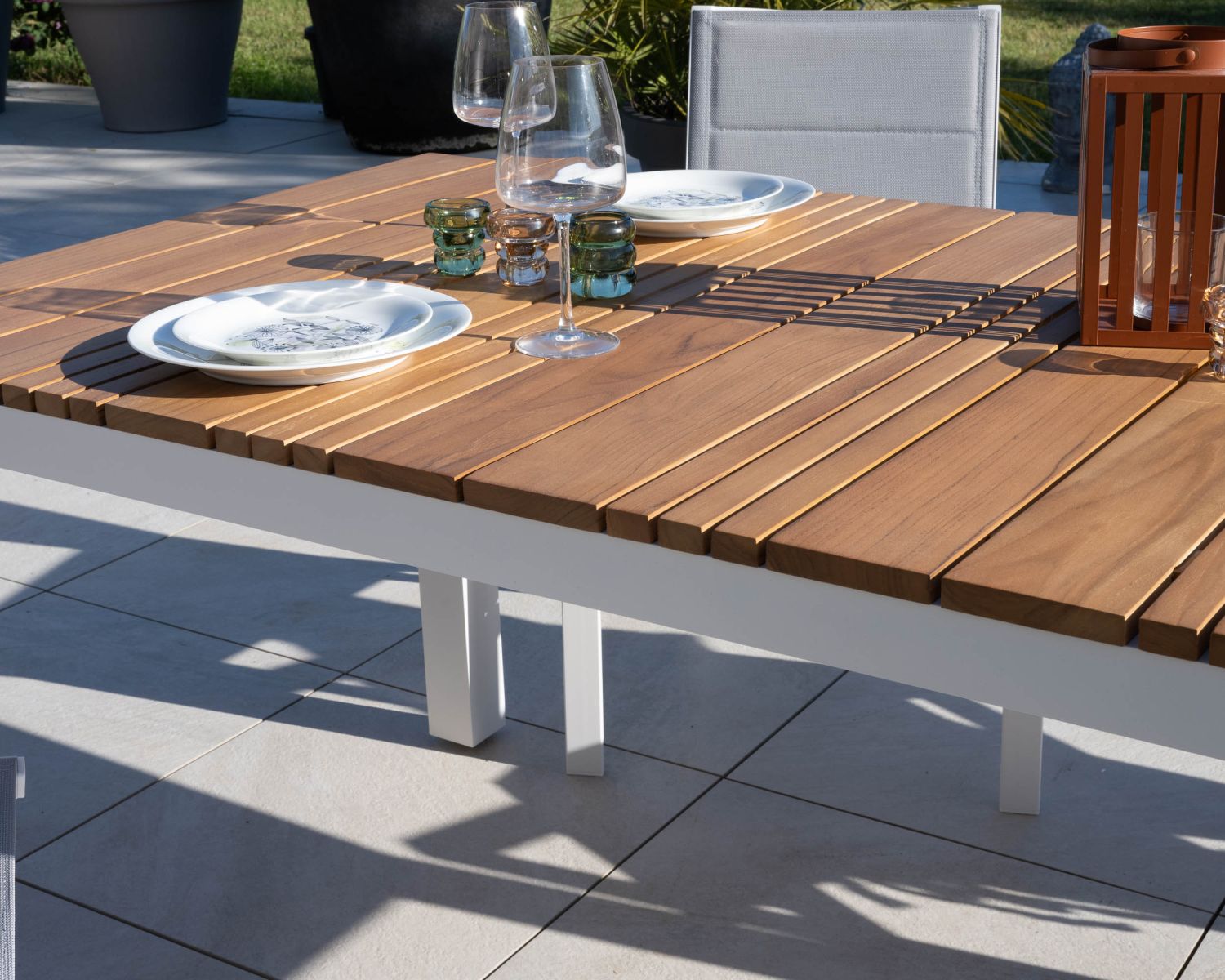 Tavolo da pranzo per esterni "Dolce Vita" da 180 cm in alluminio bianco e teak