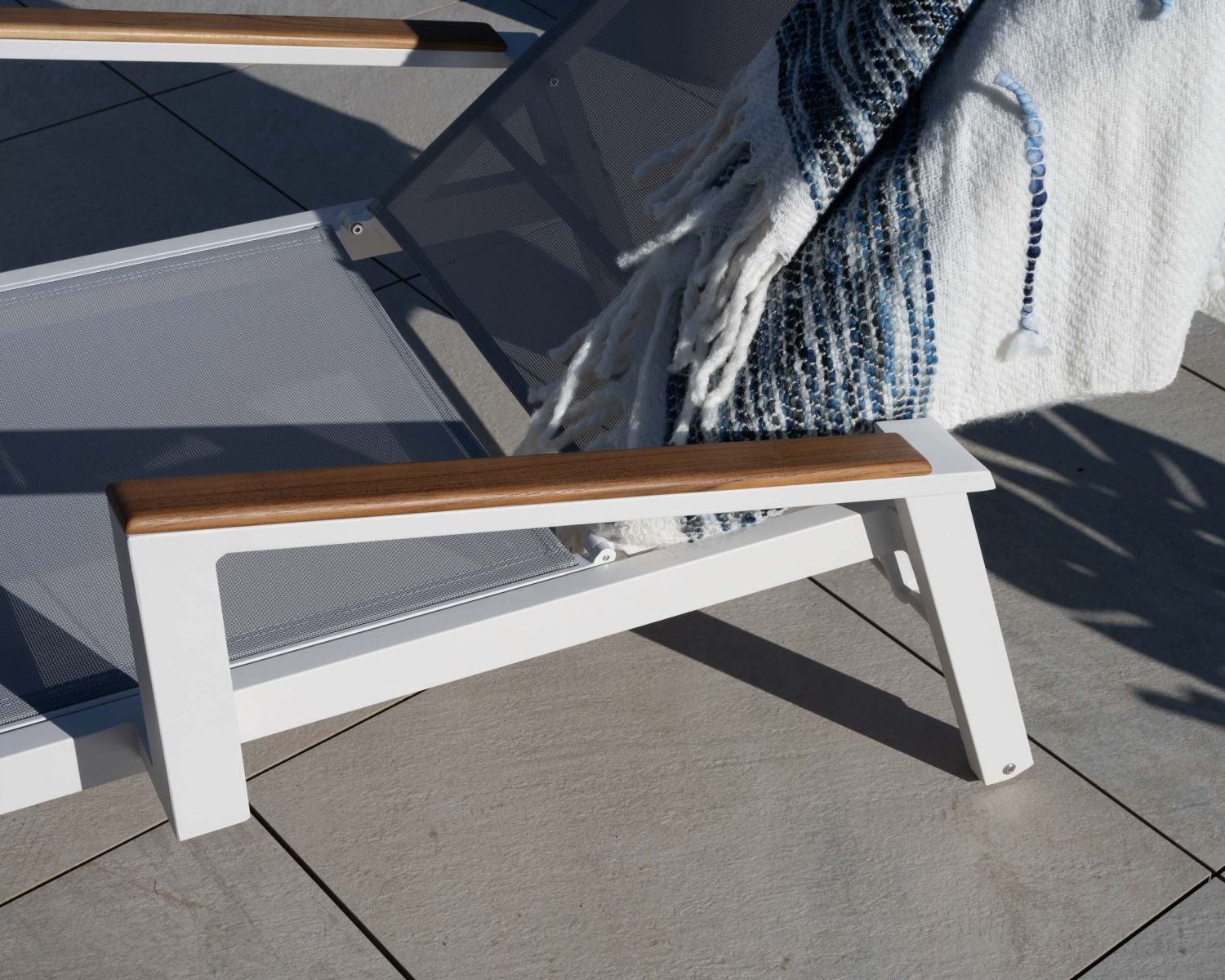 Chaise longue grigia "Dolce Vita" con braccioli in teak in alluminio bianco