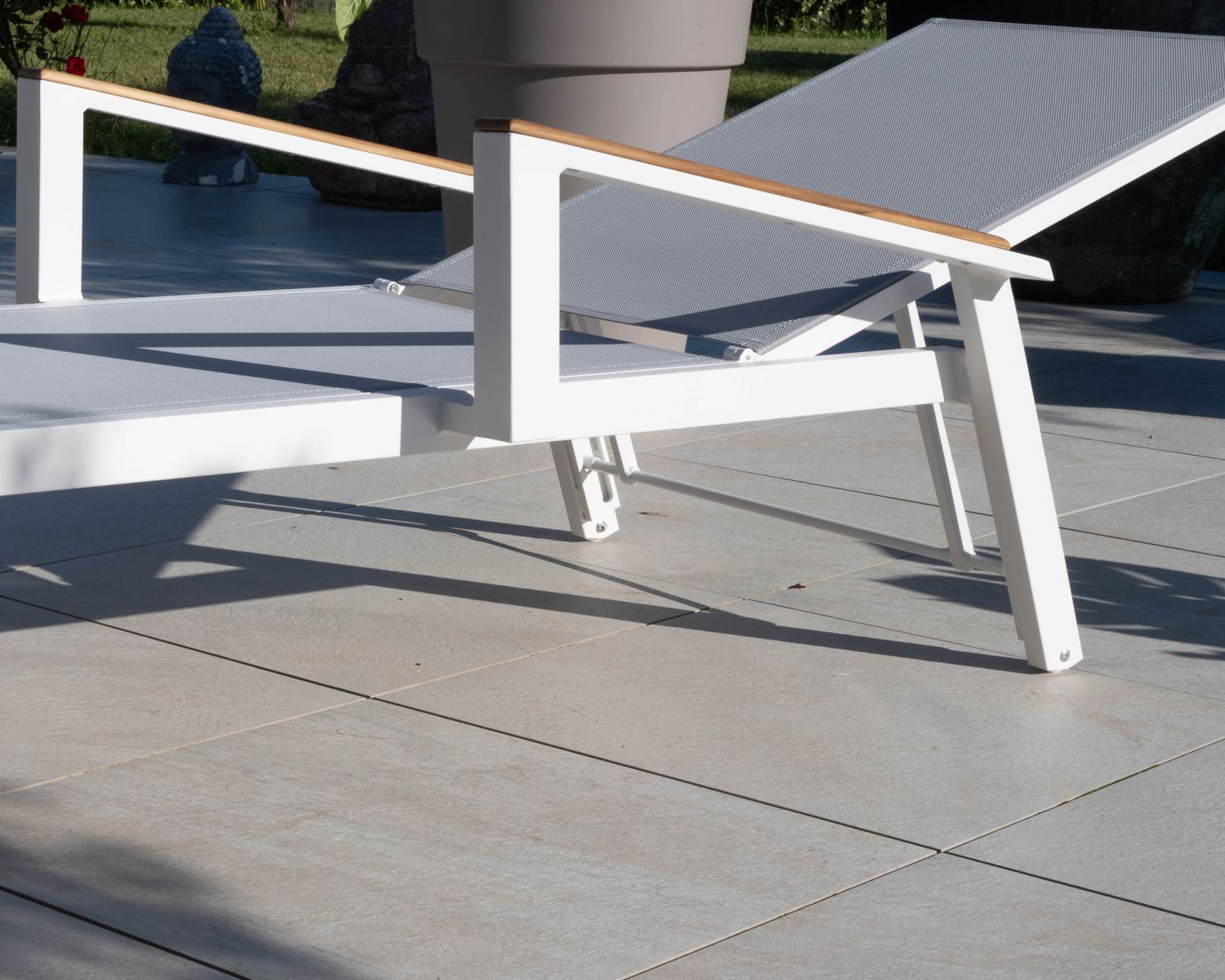 Chaise longue grigia "Dolce Vita" con braccioli in teak in alluminio bianco