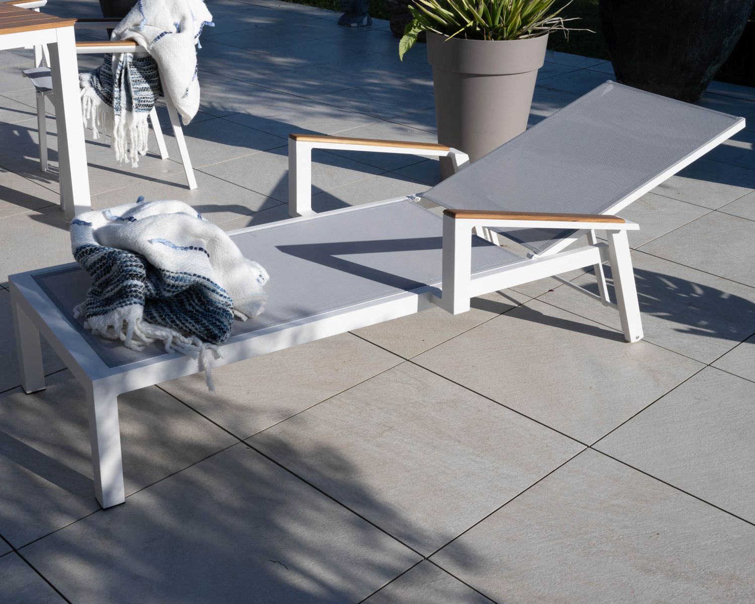 Chaise longue grigia "Dolce Vita" con braccioli in teak in alluminio bianco