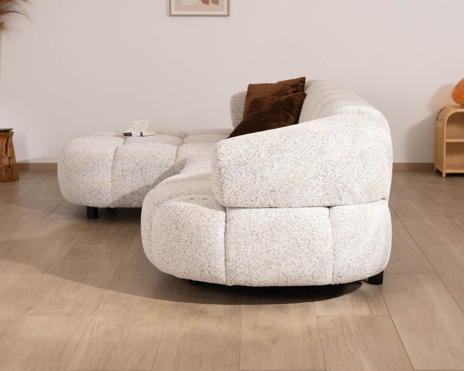 Divano "Syltan" con estensione elettrica e tessuto meridian, ultra confortevole, di colore bianco sporco