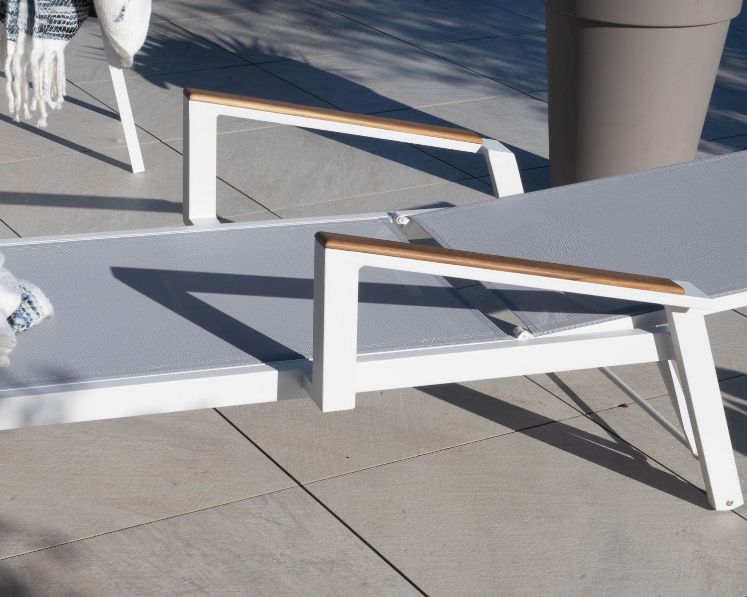 Chaise longue grigia "Dolce Vita" con braccioli in teak in alluminio bianco