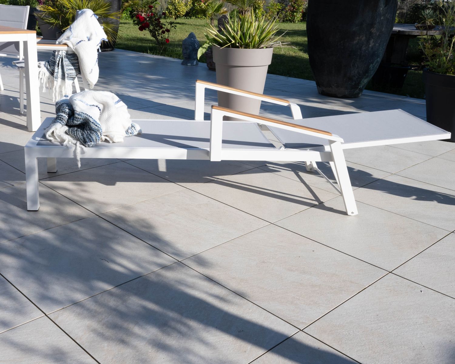 Chaise longue grigia "Dolce Vita" con braccioli in teak in alluminio bianco