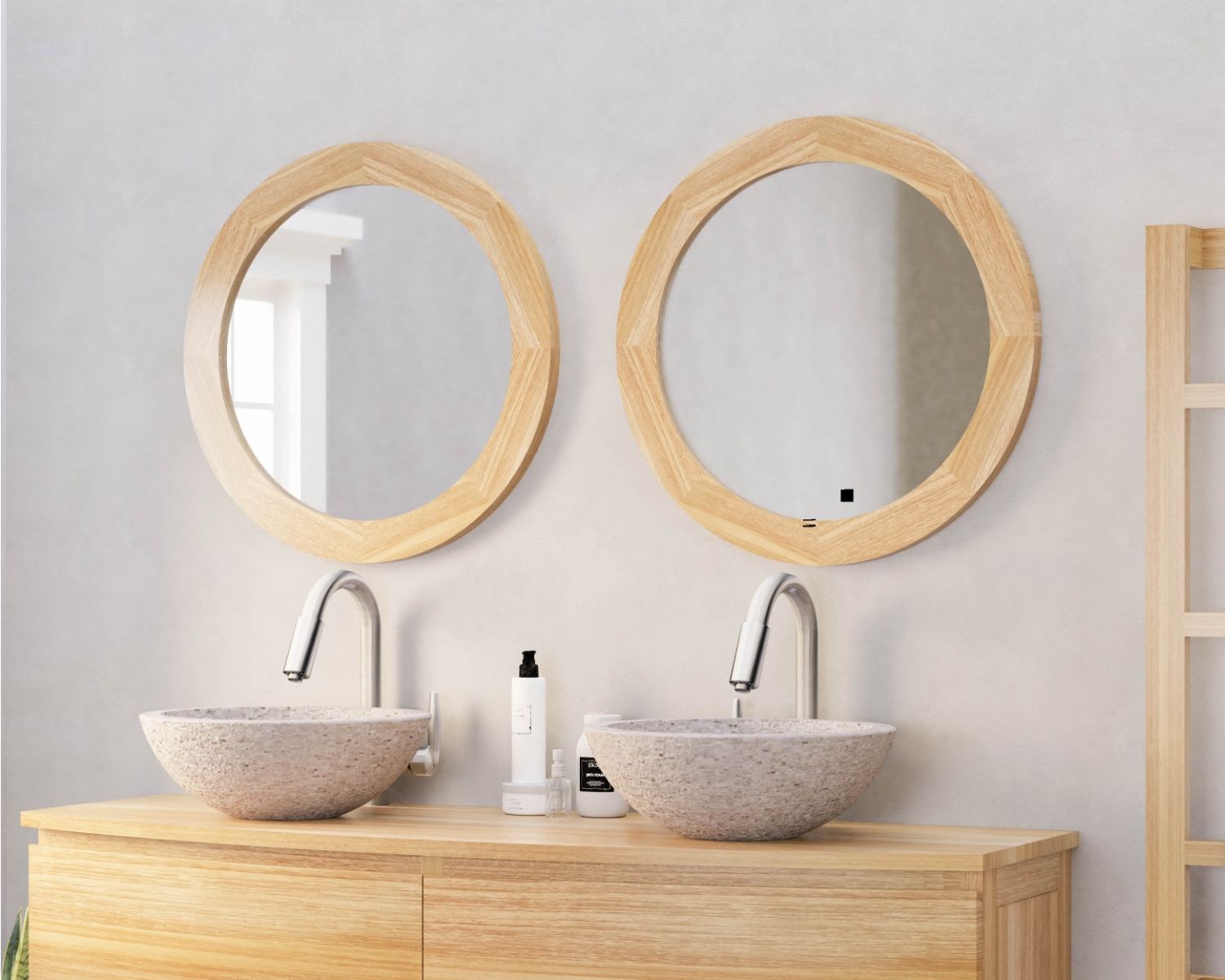 Specchio rotondo di 60 cm di diametro con cornice in teak