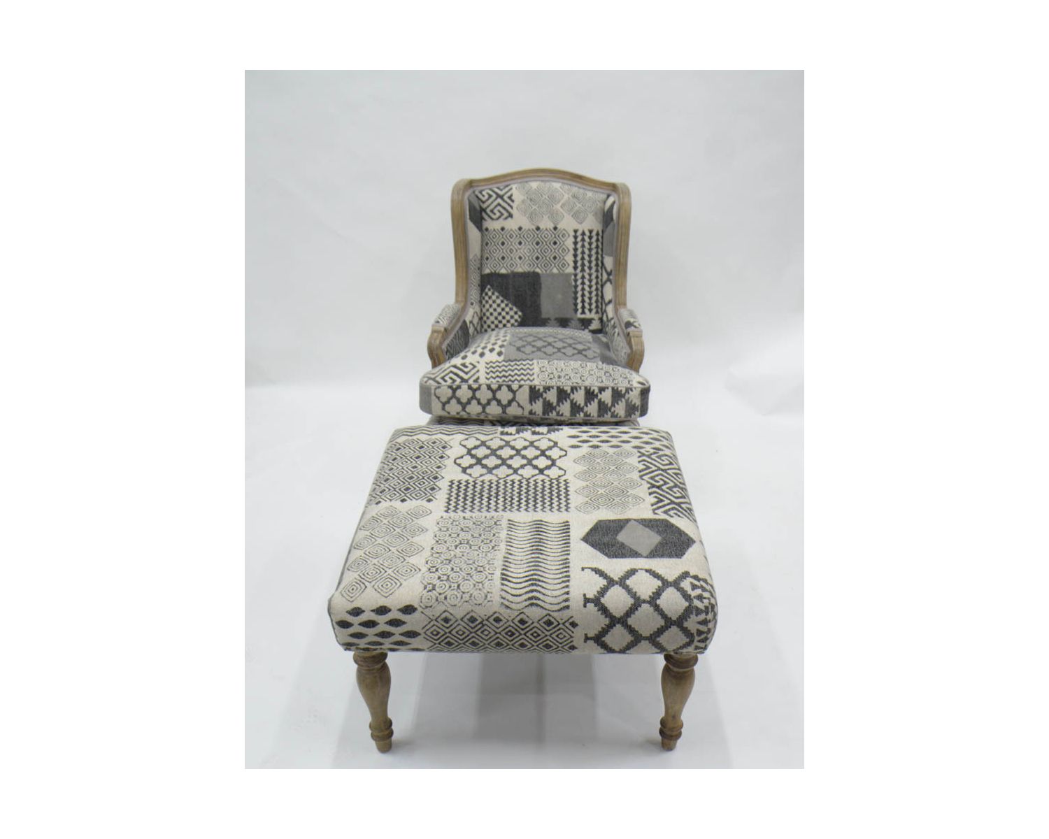 Poggiapiedi patchwork grigio "Sofia" e gambe in legno naturale