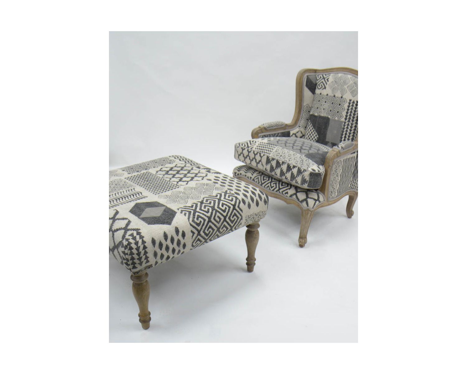 Poggiapiedi patchwork grigio "Sofia" e gambe in legno naturale