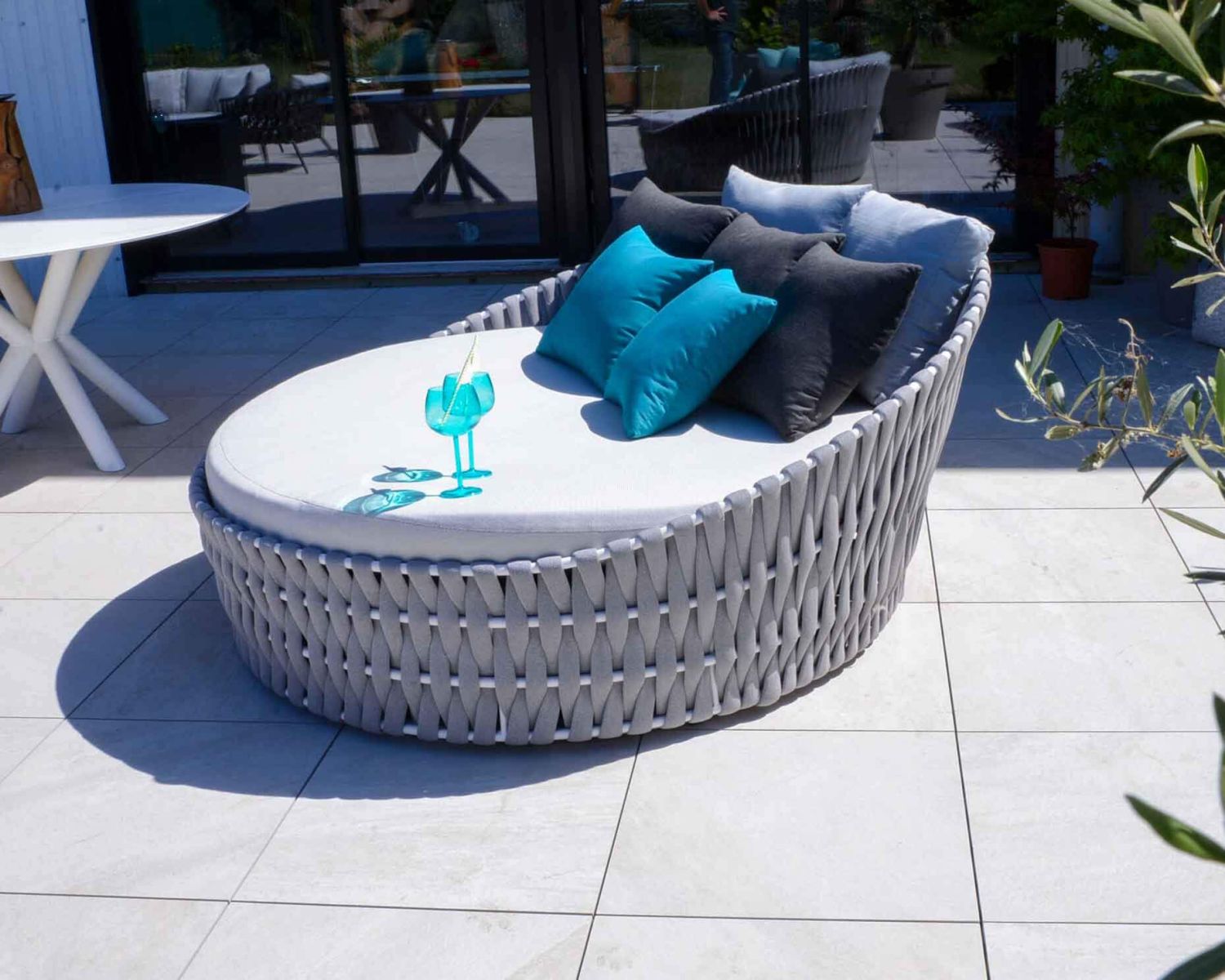 Lettino rotondo "Chinon" grigio di alta gamma con cuscini coordinati 