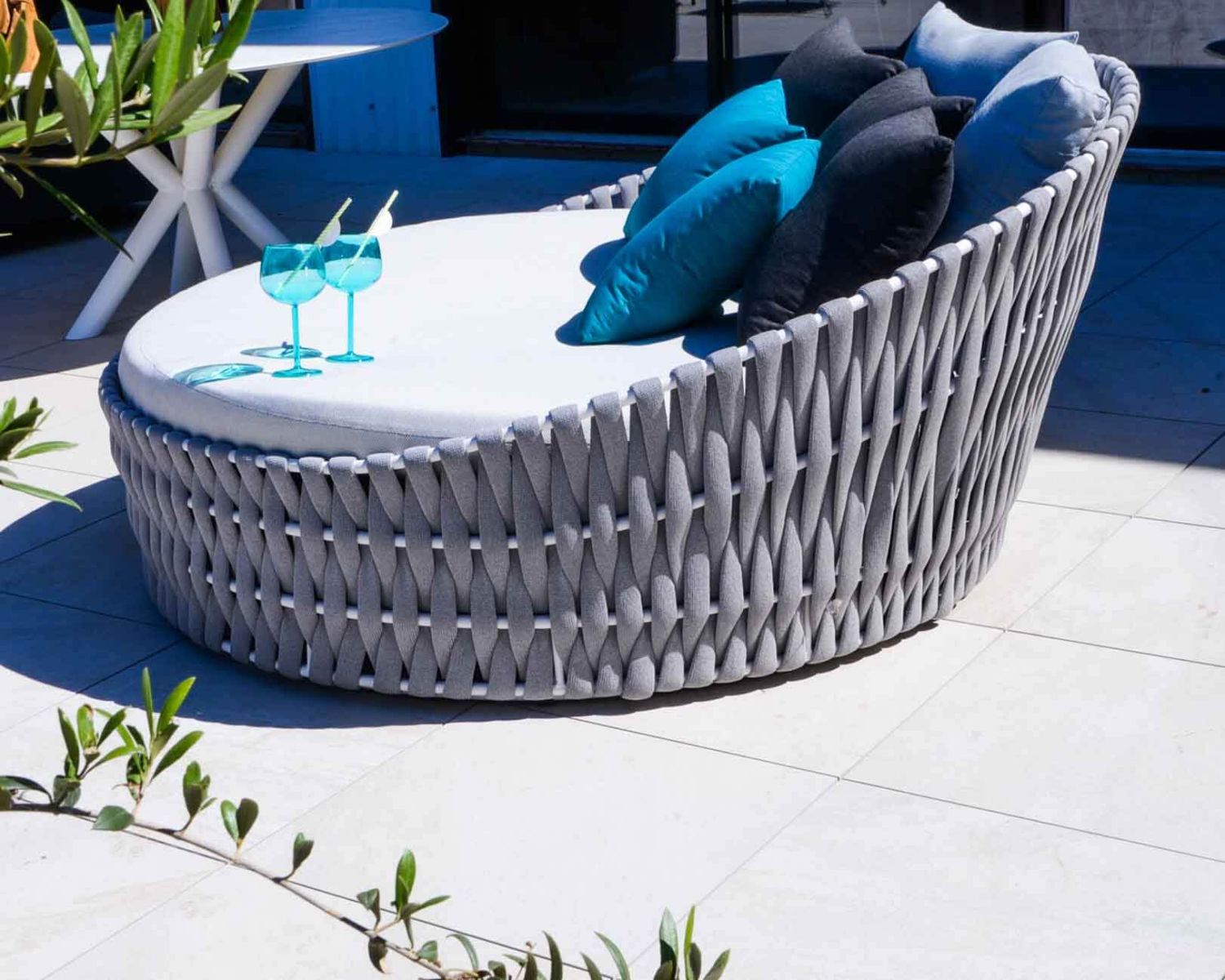 Lettino rotondo "Chinon" grigio di alta gamma con cuscini coordinati 