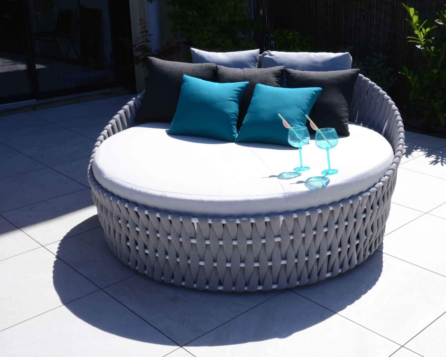 Lettino rotondo "Chinon" grigio di alta gamma con cuscini coordinati 