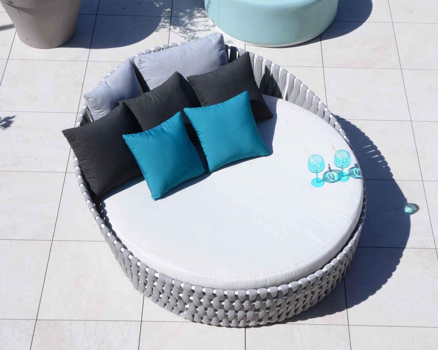 Lettino rotondo "Chinon" grigio di alta gamma con cuscini coordinati 